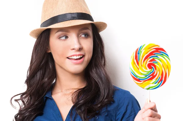 Kvinna som tittar på stora lollipop — Stockfoto