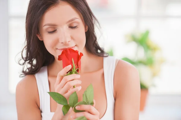 Женщина с красной розой в руках — стоковое фото