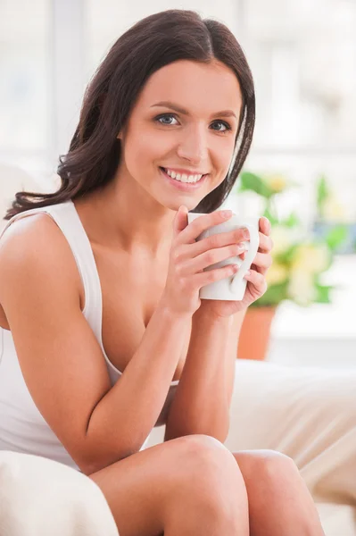 Kobieta trzymająca filiżankę kawy — Zdjęcie stockowe
