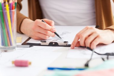 Moda Tasarımcısı çizimi