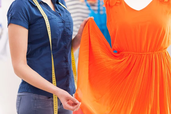 Vestido de medición mujer en maniquí —  Fotos de Stock