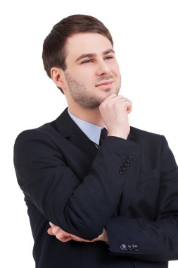 adam çeneme elini tutarak formal giyim