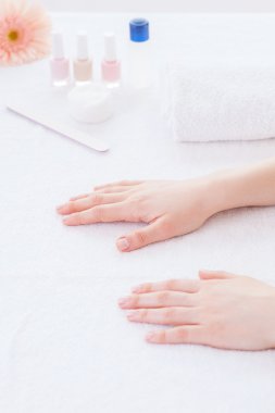 preparación de las manos para manicurael manikür için hazırlanıyor.