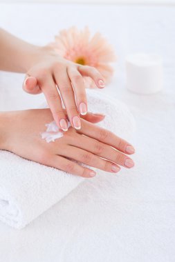 kadın el krem uygulamak