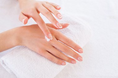 kadın el krem uygulamak