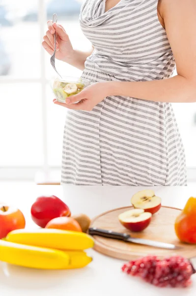 Pregnant woman eating a fruit salad — Stock Photo, Image