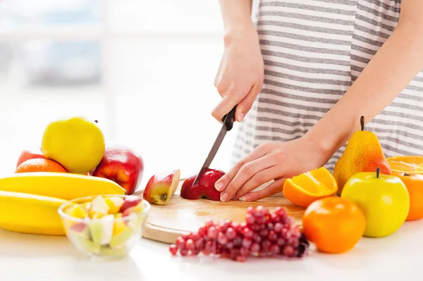 Mujer embarazada haciendo una ensalada de frutas — Foto de Stock