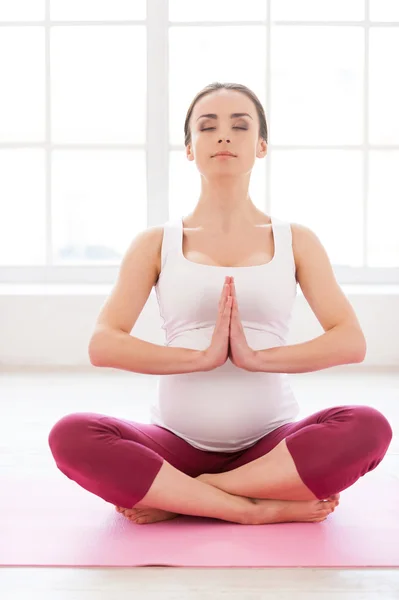 Pregnant woman mediating — Stock Photo, Image