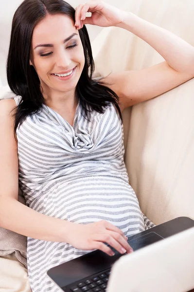 Lesen über Schwangerschaft. — Stockfoto