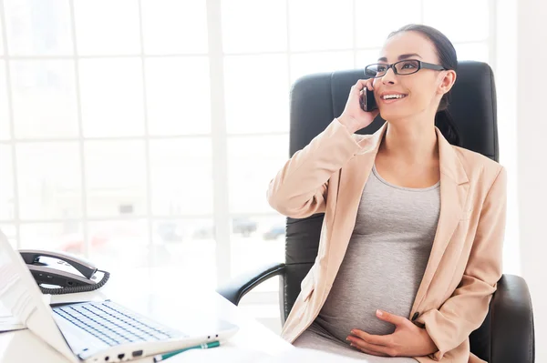 Zwangere zakelijke dame op het werk. — Stockfoto