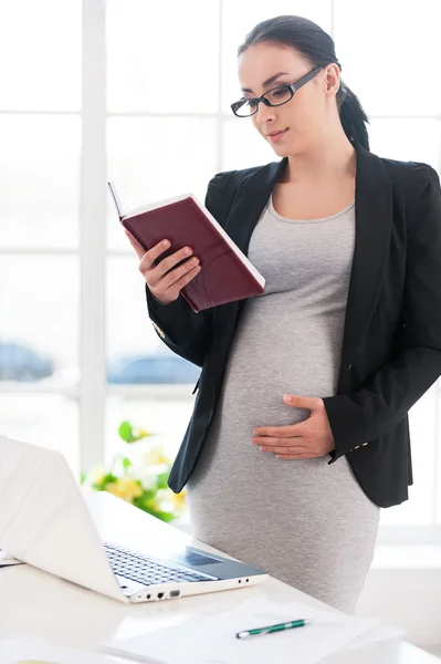 Pregnant woman reading book. — Stock Photo, Image