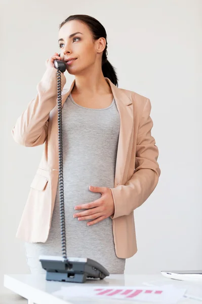 Κυρία έγκυος επιχειρήσεων στο τηλέφωνο. — Φωτογραφία Αρχείου