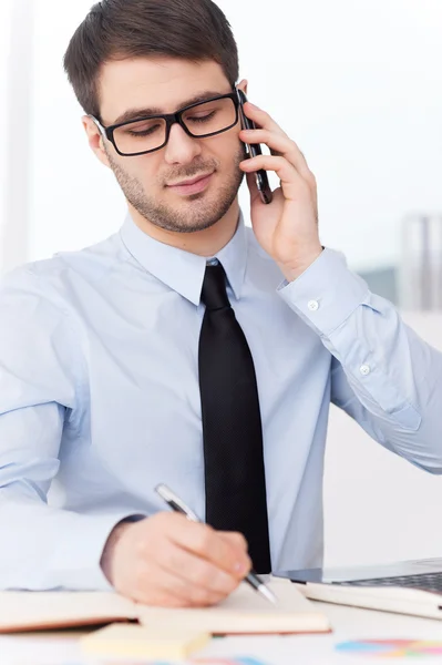 Homme en chemise et cravate parlant au téléphone — Photo