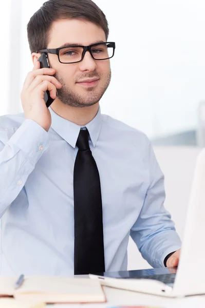 Empresario seguro en el trabajo . — Foto de Stock