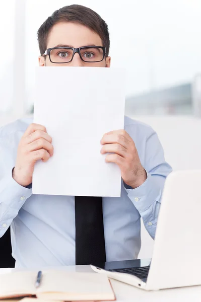 Man in shirt and tie holding paper — Stock Photo, Image