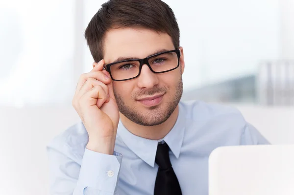 Joven con camisa y corbata — Foto de Stock