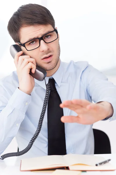 Irritado homem de camisa e gravata falando no telefone — Fotografia de Stock