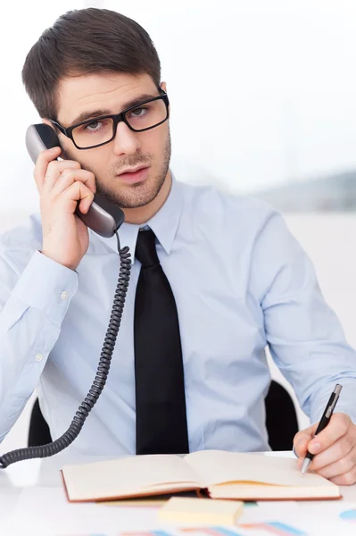 Man in overhemd en stropdas praten over telefoon — Stockfoto