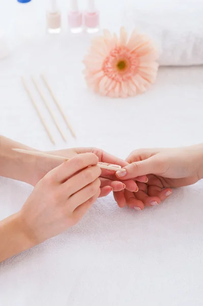 Reinigen van de nagels. — Stockfoto