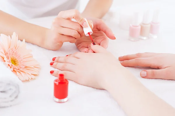 Manicure in actie. — Stockfoto