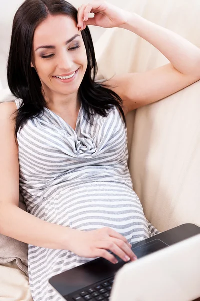 Reading about pregnancy. — Stock Photo, Image