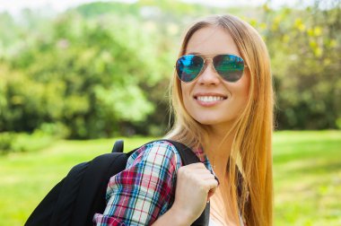 Güneş Gözlüklü Kadın