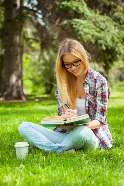 Studiare all'aperto . — Foto Stock