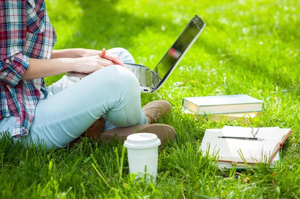 Working on laptop outdoors. — Stock Photo, Image