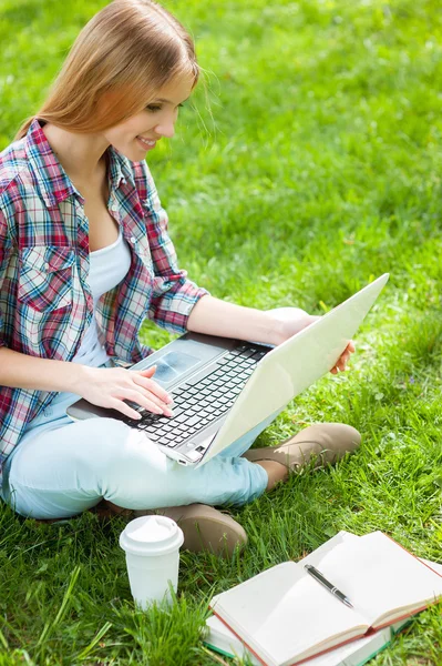 Uczeń pracuje na laptopie w parku — Zdjęcie stockowe