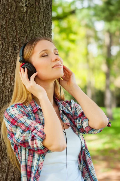 Müzik ve temiz havanın tadını çıkarıyor — Stok fotoğraf