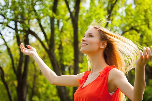 Frühlingswind genießen. — Stockfoto