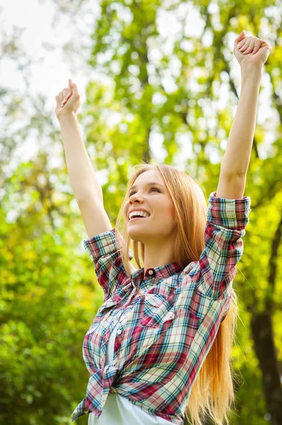 Mujer disfrutando del día de primavera . —  Fotos de Stock