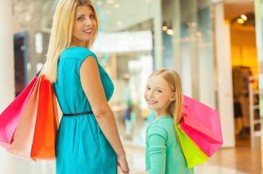 Anne ve kızı holding alışveriş torbaları