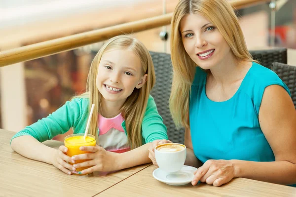 Moeder en dochter in café. — Stockfoto