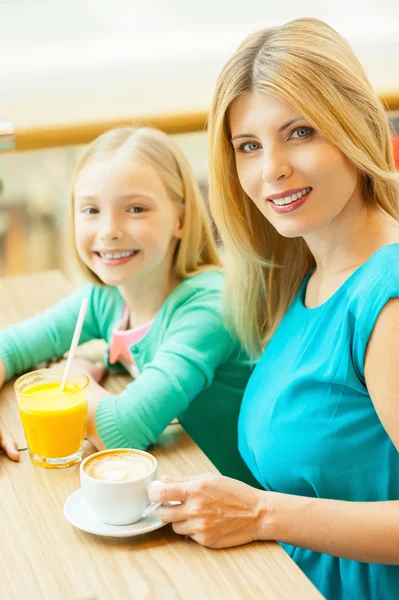 Mãe e filha no café — Fotografia de Stock