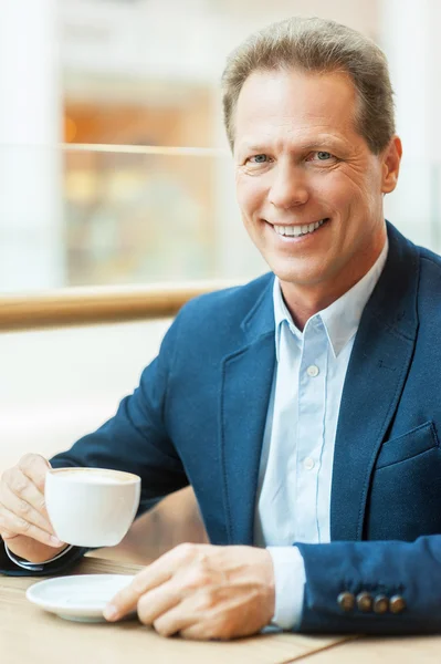 Mogen man med färskt kaffe. — Stockfoto