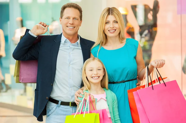 Glad familj shopping. — Stockfoto