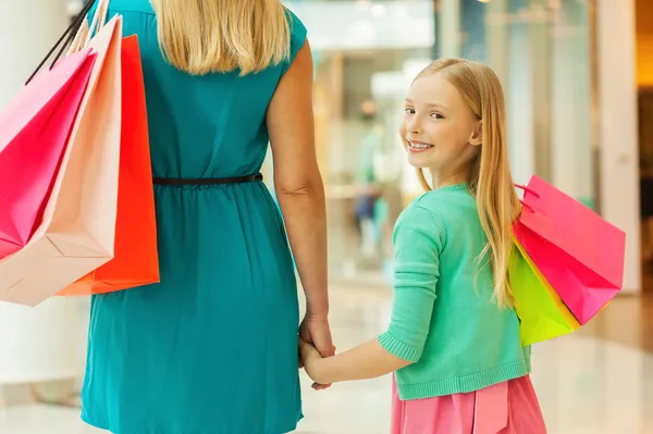 Moeder en dochter houden shopping tassen — Stockfoto