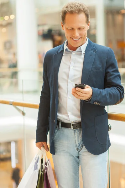 Mann beim Einkaufen. — Stockfoto