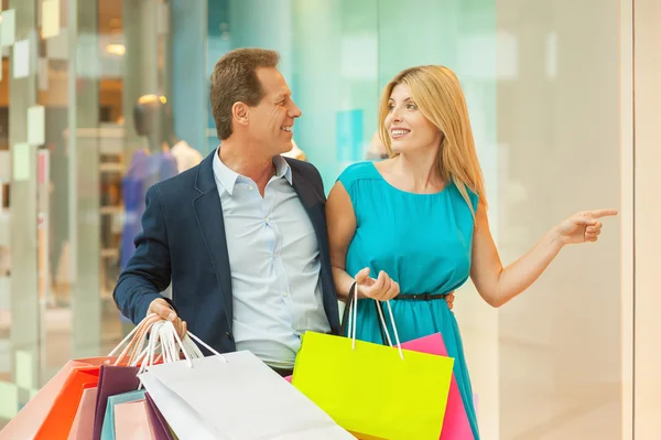 Couple faisant du shopping ensemble — Photo