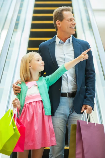 Otec a dcera, nakupování. — Stock fotografie