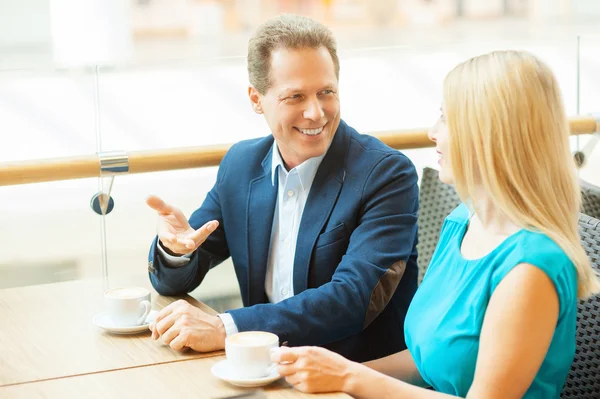 Pareja bebiendo café en la cafetería — Foto de Stock