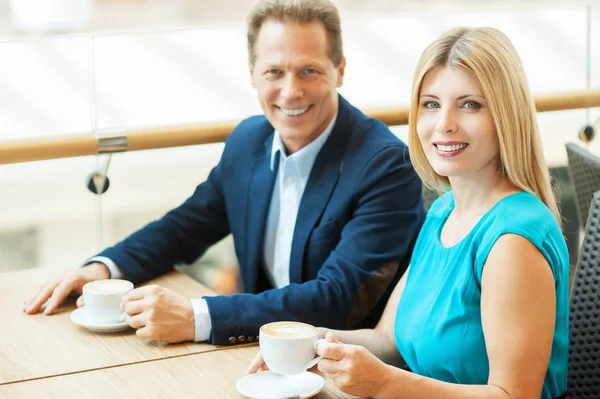 Iszik kávét a kávézóban pár — Stock Fotó