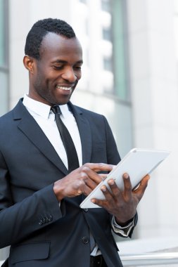 Dijital tablet ile işadamı.