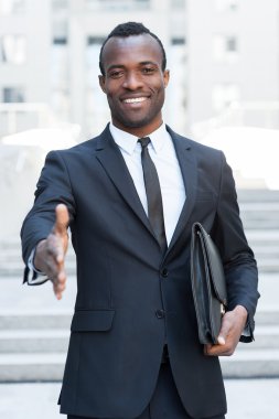 Afrikalı adamın el sallayarak için germe