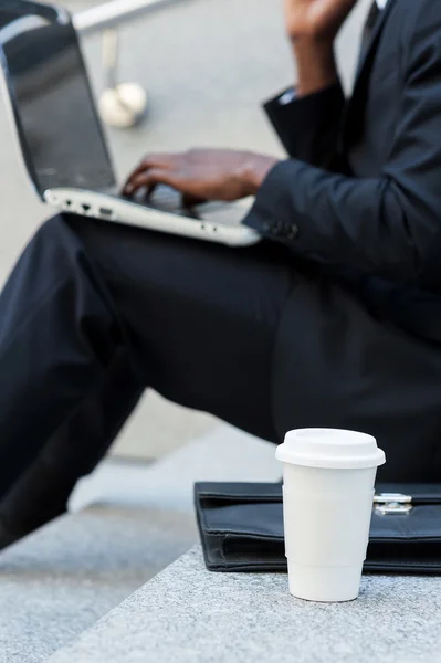 Biznesmen pracujący na laptopie — Zdjęcie stockowe