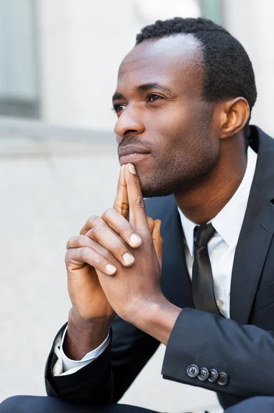 Afrikaanse man houden handen geklemd — Stockfoto