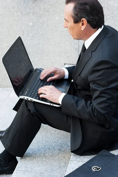 Mannen i formalwear arbetar på bärbar dator — Stockfoto