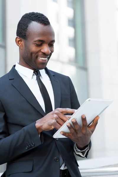 Zakenman met digitale tablet. — Stockfoto