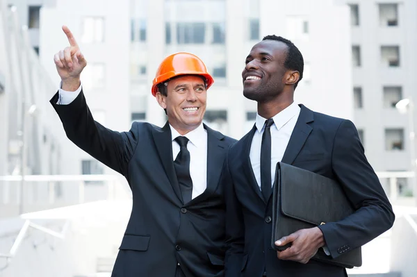 Contractor in hardhat pointing away — Stock Photo, Image